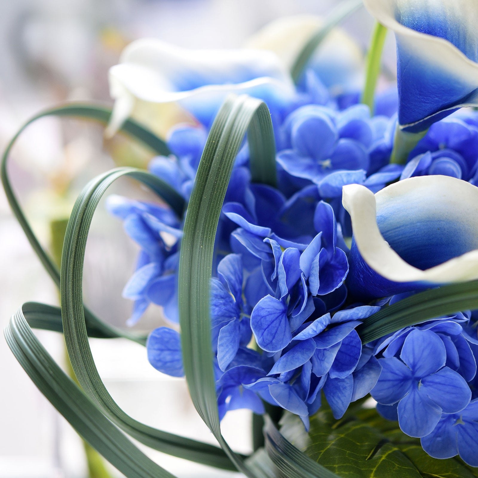 Real Touch Royal Blue Hydrangea and Blue with White Call Lilies Mix Flower Bouquet Artificial Flowers Arrangement 14 Stems