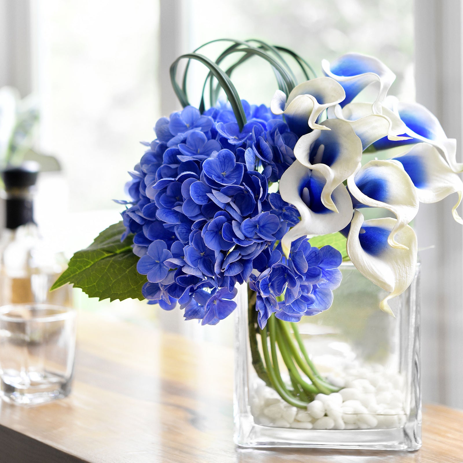 Real Touch Royal Blue Hydrangea and Blue with White Call Lilies Mix Flower Bouquet Artificial Flowers Arrangement 14 Stems